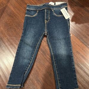 Jeans 
Brand new with tags   
Old navy size 2T
Brand new with tags